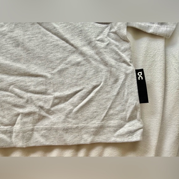 On Running Women’s Club Boxy-T Crop T-Shirt Crater - Picture 7 of 11